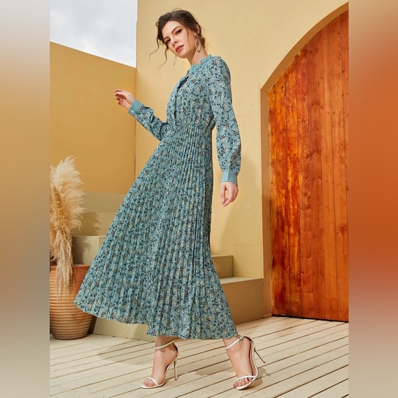 Floral Print Pleated Hem Dress - Picture 1 of 12